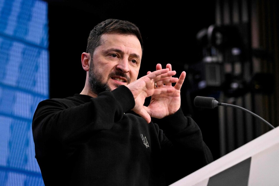Volodymyr Zelenskyj sier han ønsker sterke bånd til USA. Ukraine's President Volodymyr Zelensky gestures as he speaks during a press conference after the European Council meeting at the EU headquarters in Brussels on December 19, 2024. (Photo by JOHN THYS / AFP)