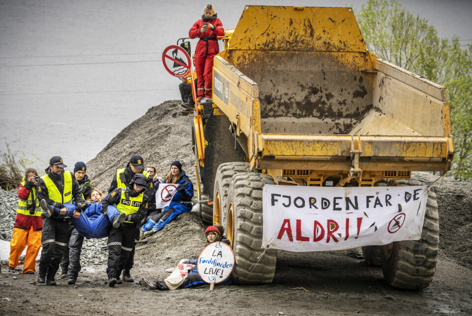 Flere aksjonister har demonstrert mot Nordic Minings sjødeponi for gruveavfall i Førdefjorden her fra i mai 2022. Aksjonister har flere ganger demostrert ved Førdefjorden i forbindelse med saken. Mandag møtes partene i retten. Foto: Ole Berg-Rusten / NTB