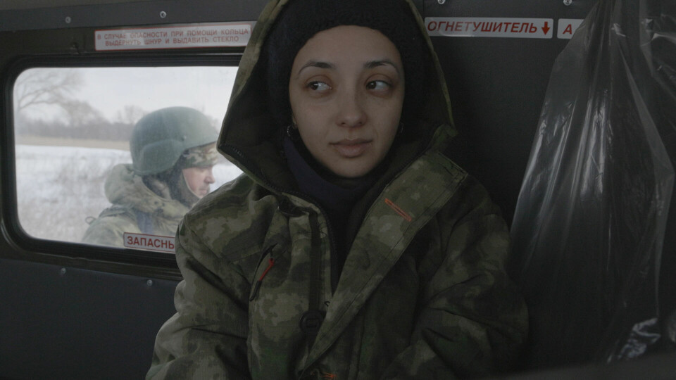 Stillbildet fra «Russians at War» viser filmskaper Anastasia Trofimova. Filmen følger russiske soldater i Ukraina. Stillbilde fra «Russians at War» av Anastasia Trofimova