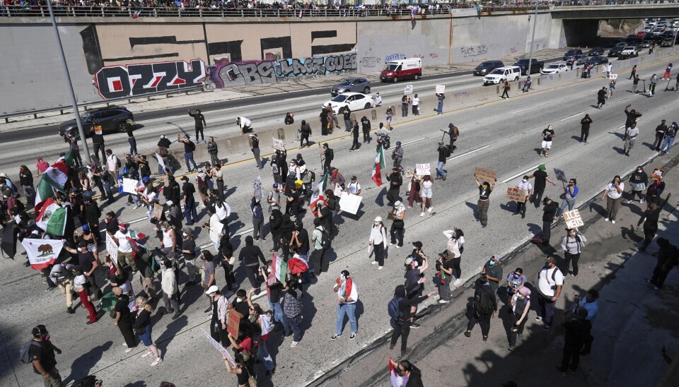 Demonstranter sperret søndag motorvei 101 i Los Angeles sentrum.