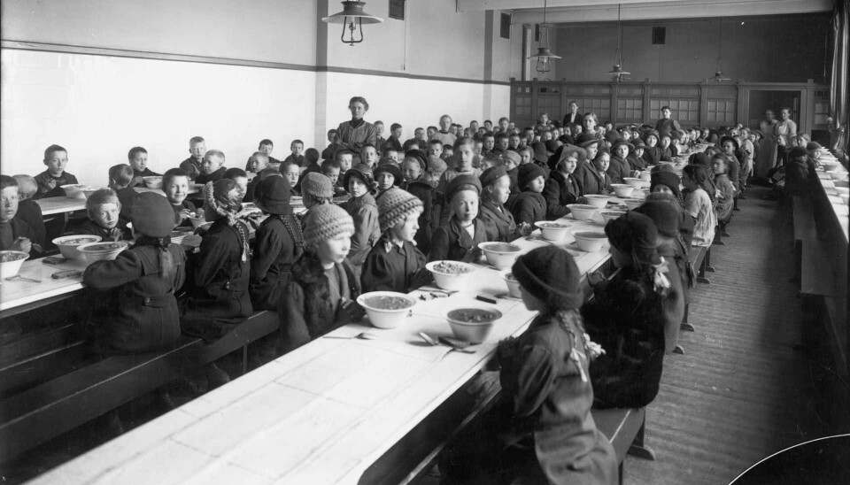 Kampen skole var først ut i Kristiania med forsøk om skolekjøkken i 1892. Spisesalen på Kampen skole ca. 1902.